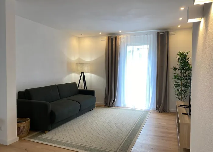 Modernes & Grosszuegiges 3-Zimmer Apartment - Naehe Klinikum & Altstadt
